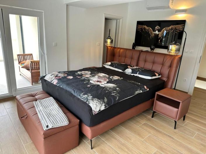 Image No.10-4 Bed Property for sale