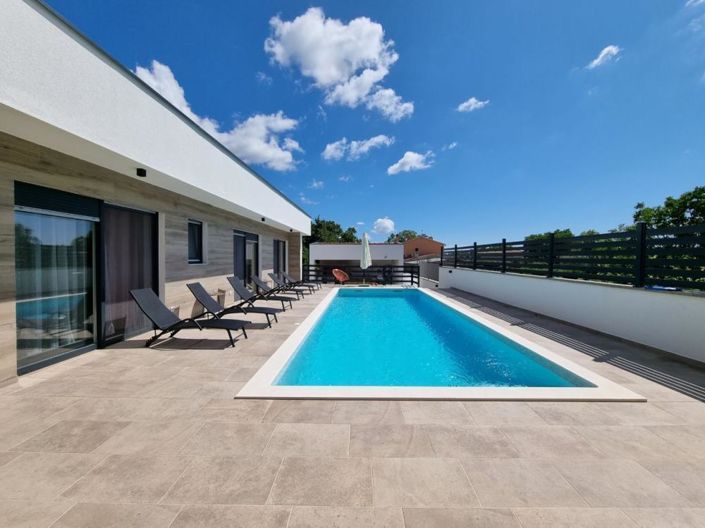 Image No.8-3 Bed Property for sale