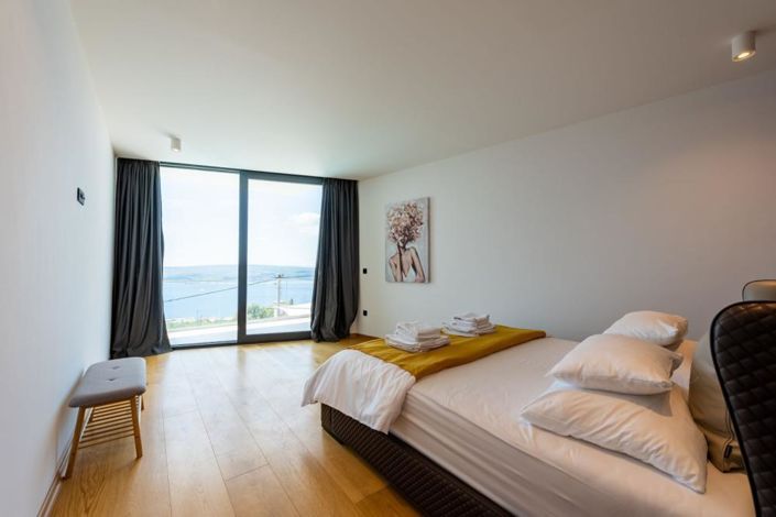 Image No.20-4 Bed Property for sale