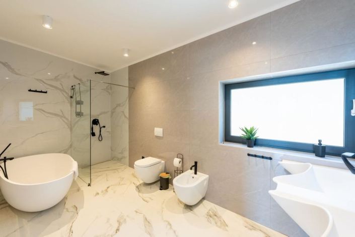 Image No.24-4 Bed Property for sale