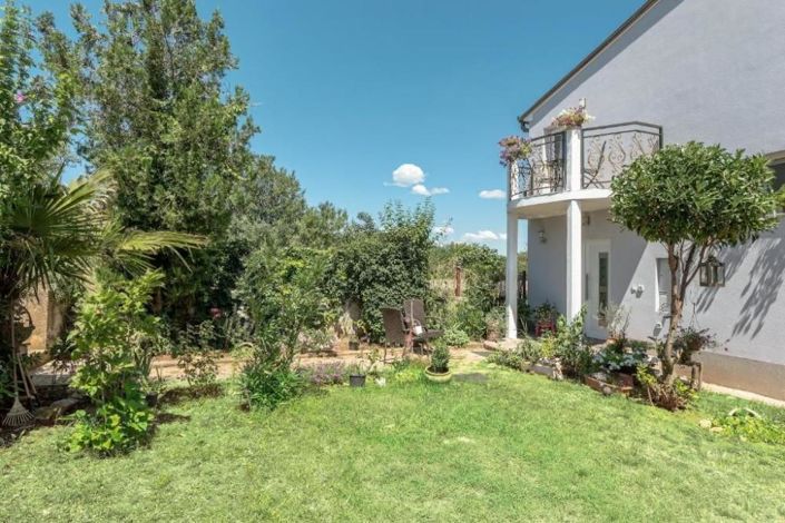 Image No.1-8 Bed Property for sale