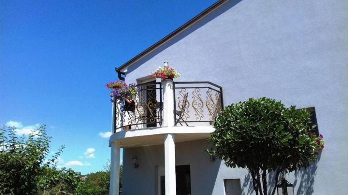 Image No.15-8 Bed Property for sale