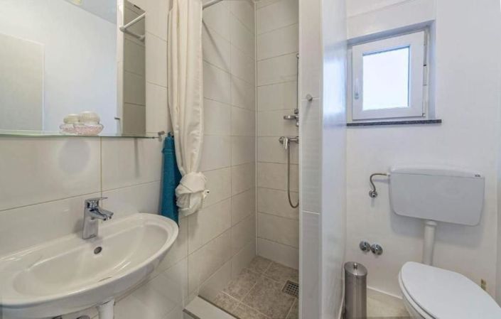 Image No.18-8 Bed Property for sale