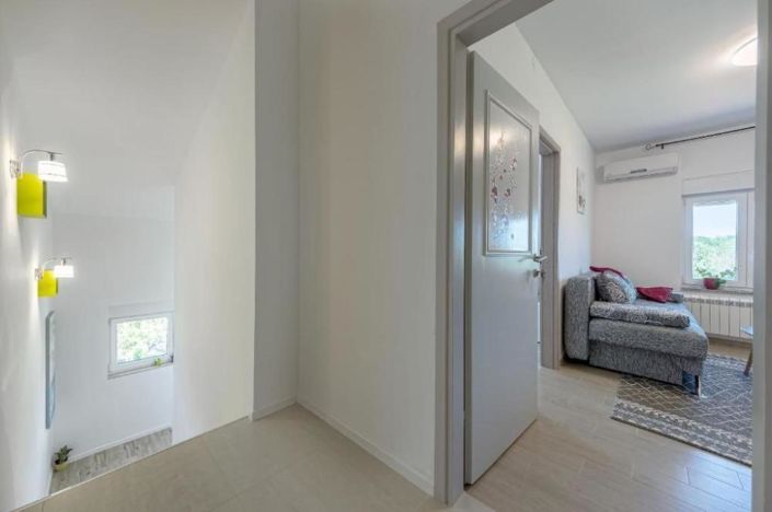 Image No.20-8 Bed Property for sale