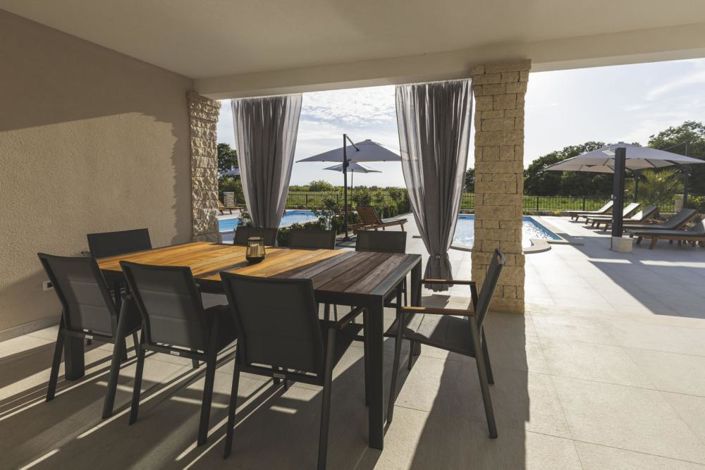 Image No.24-5 Bed Property for sale