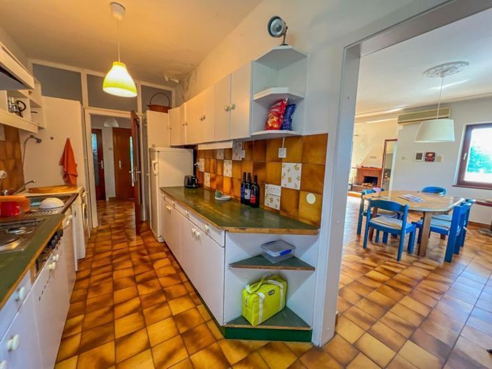 Image No.11-8 Bed Property for sale