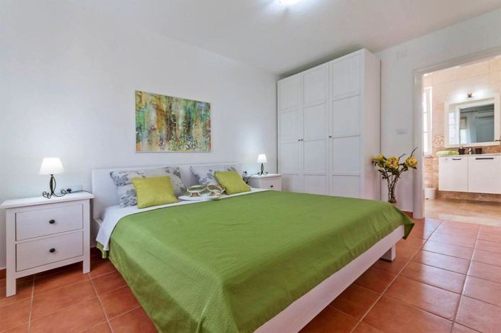 Image No.16-4 Bed Property for sale