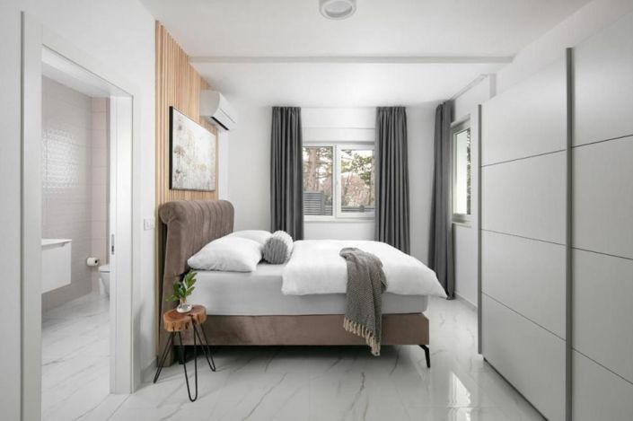 Image No.11-10 Bed Property for sale