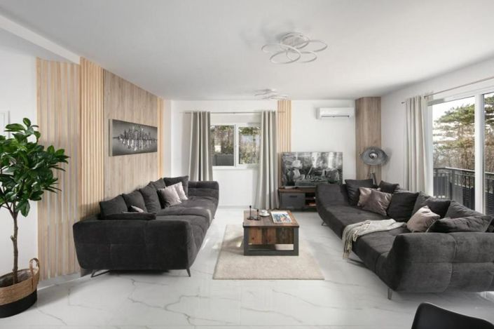 Image No.19-10 Bed Property for sale