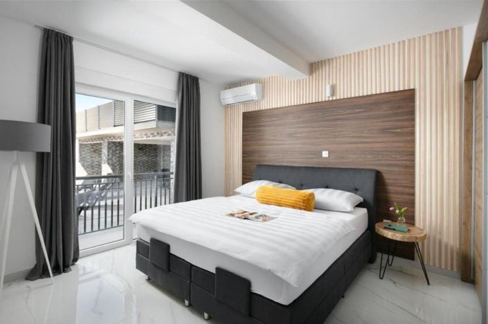 Image No.20-10 Bed Property for sale