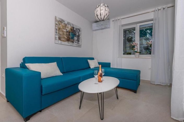 Image No.12-9 Bed Property for sale