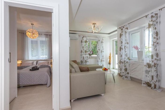 Image No.15-9 Bed Property for sale