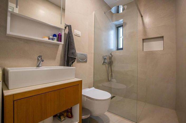 Image No.17-9 Bed Property for sale