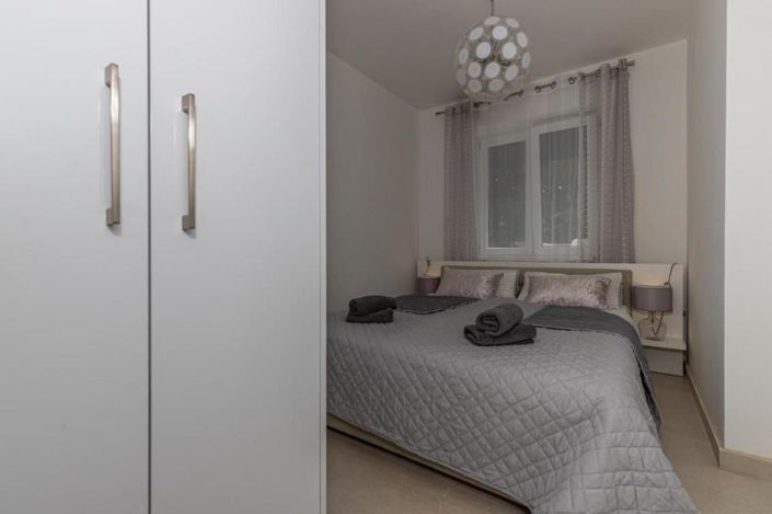 Image No.19-9 Bed Property for sale