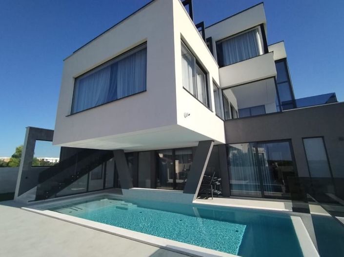 Image No.1-4 Bed Property for sale