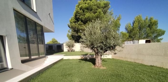 Image No.4-4 Bed Property for sale