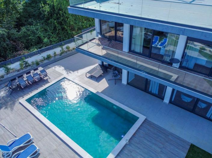 Image No.1-5 Bed Property for sale