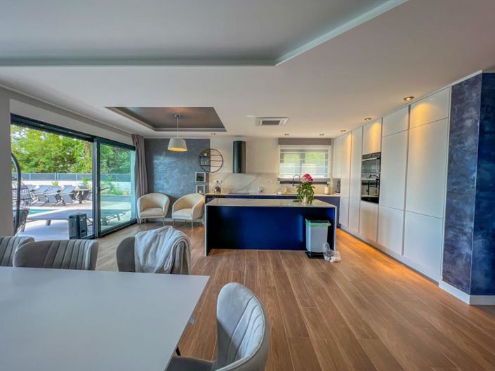 Image No.12-5 Bed Property for sale