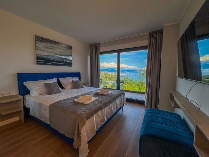 Image No.15-5 Bed Property for sale