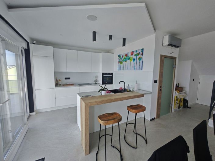 Image No.10-3 Bed Property for sale