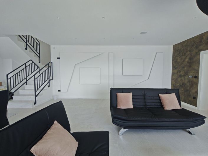 Image No.12-3 Bed Property for sale