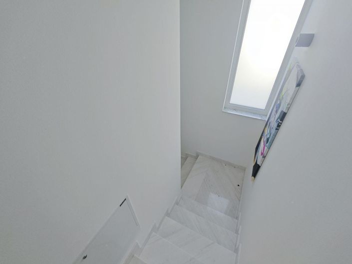 Image No.15-3 Bed Property for sale