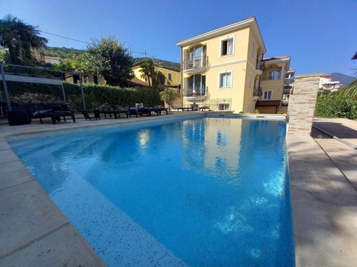 Image No.3-11 Bed Property for sale