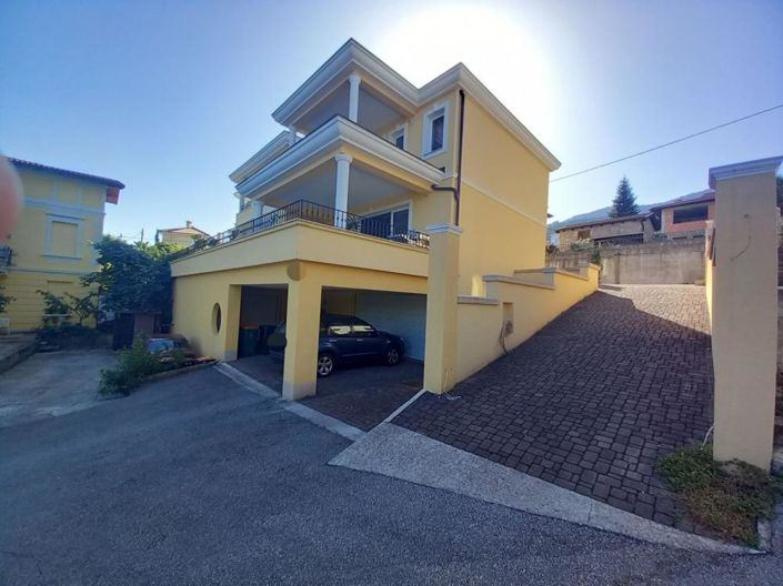 Image No.6-11 Bed Property for sale