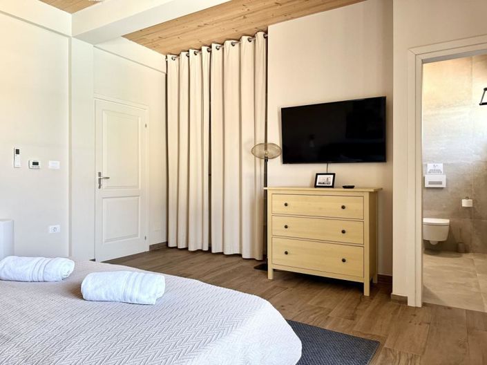 Image No.12-4 Bed Property for sale