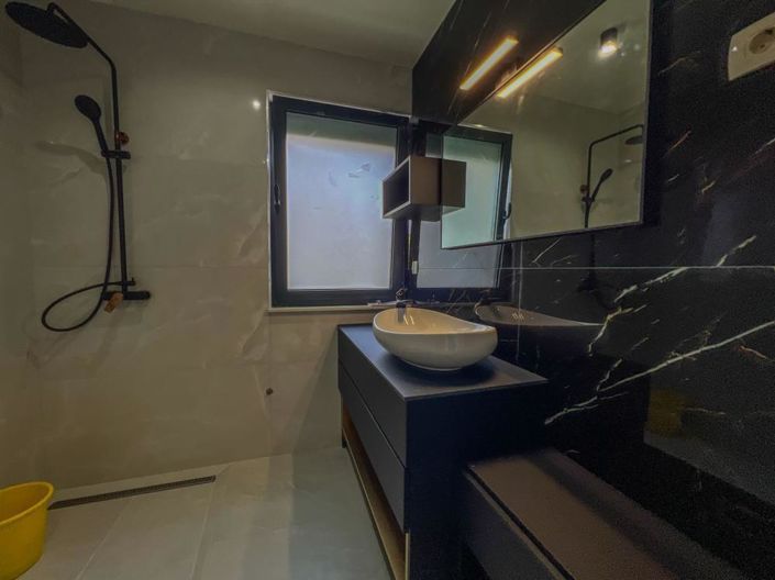 Image No.24-4 Bed Property for sale