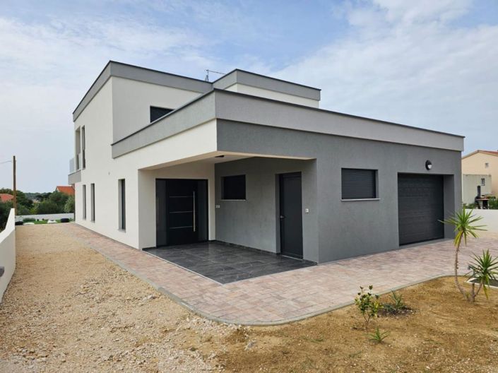 Image No.4-4 Bed Property for sale