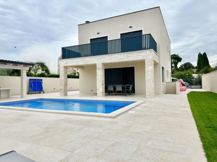 Image No.1-4 Bed Property for sale