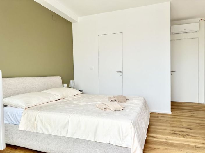 Image No.17-4 Bed Property for sale