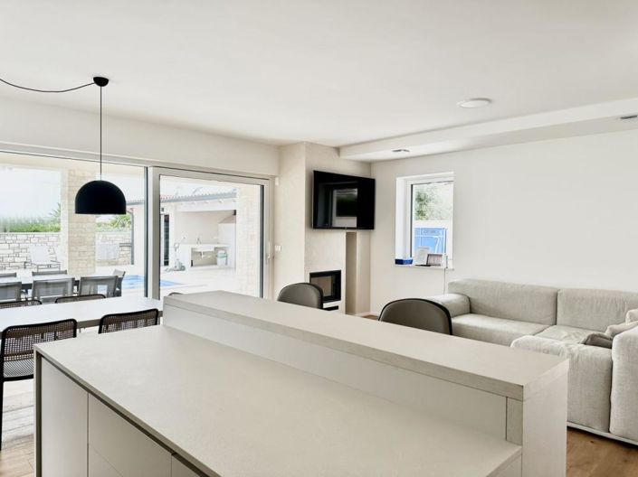 Image No.8-4 Bed Property for sale