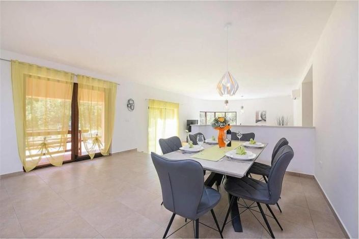 Image No.13-3 Bed Property for sale