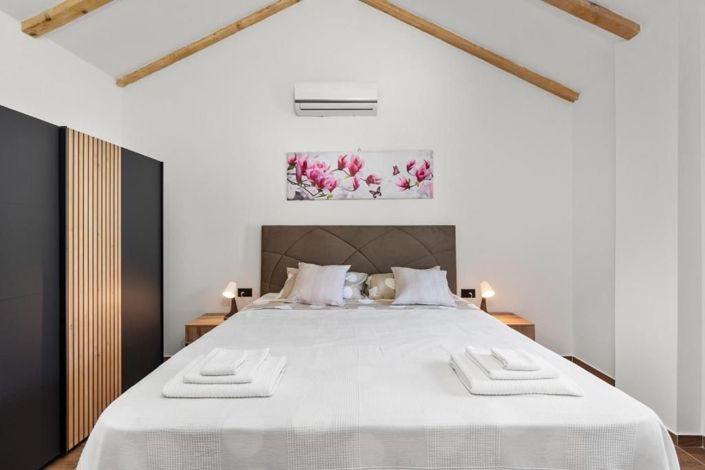 Image No.18-3 Bed Property for sale