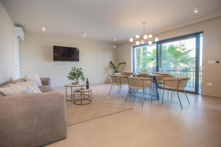 Image No.10-9 Bed Property for sale