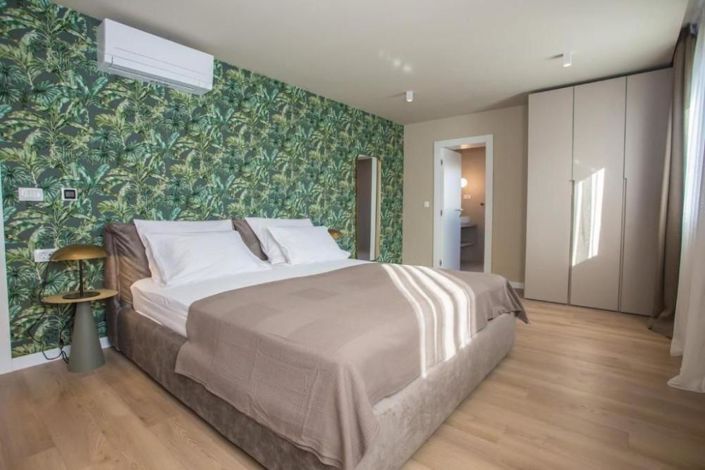 Image No.19-9 Bed Property for sale