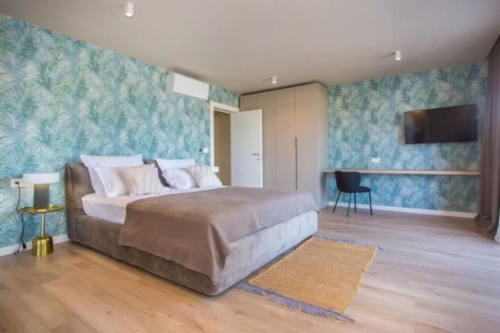 Image No.24-9 Bed Property for sale