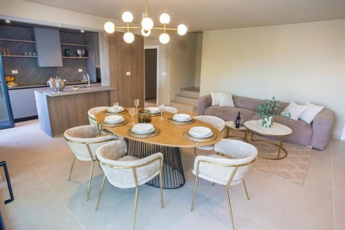 Image No.6-9 Bed Property for sale