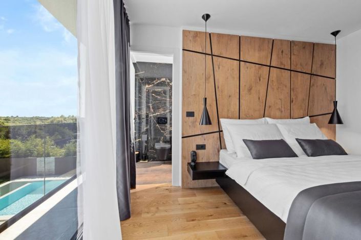 Image No.12-4 Bed Property for sale