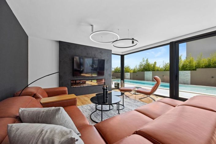 Image No.4-4 Bed Property for sale