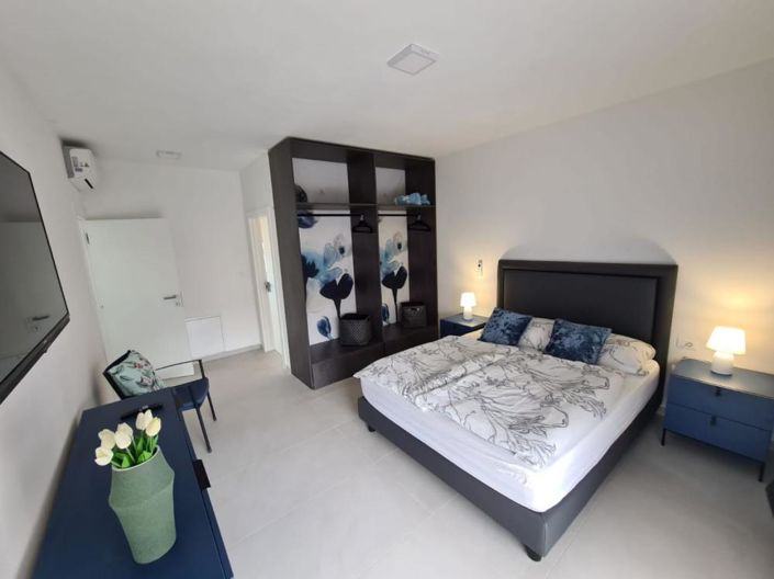 Image No.15-3 Bed Property for sale