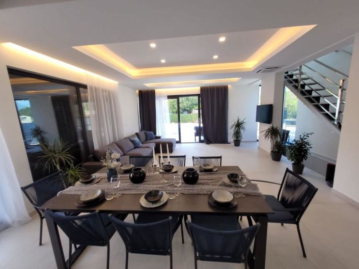 Image No.8-3 Bed Property for sale