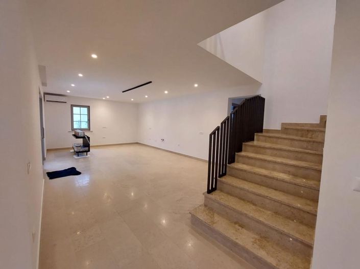 Image No.10-4 Bed Property for sale