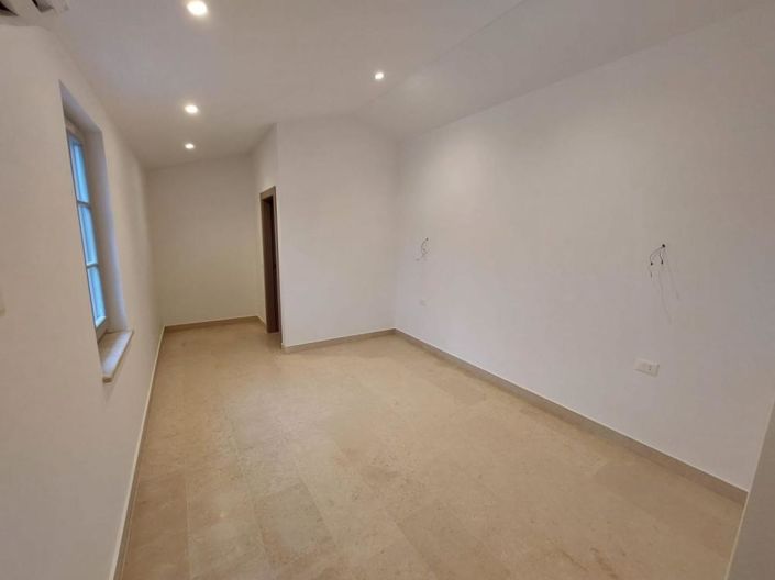 Image No.18-4 Bed Property for sale