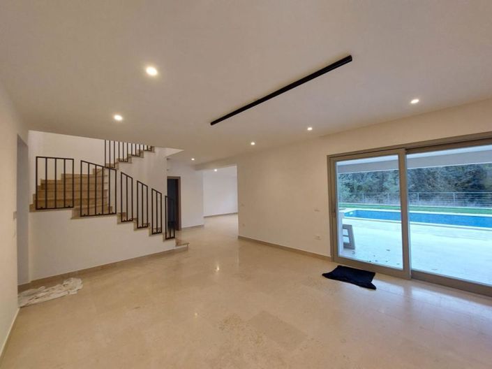 Image No.7-4 Bed Property for sale