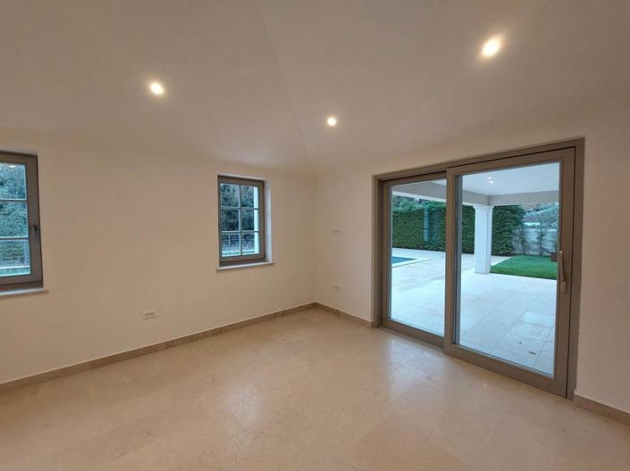 Image No.9-4 Bed Property for sale