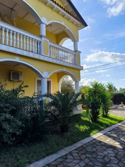 Image No.1-8 Bed Property for sale