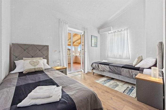 Image No.8-4 Bed Property for sale